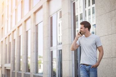 Man walking in the city, making a phone call - JUNF00939