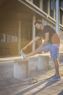 Joggingtraining in der Stadt, Stretching zum Aufwärmen - JUNF00969