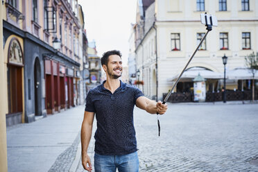 Ein Mann macht ein Selfie im Urlaub in der Stadt - BSZF00074