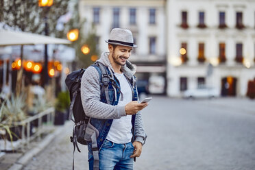 Turist using phone while on vacation in the city - BSZF00096