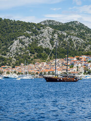 Croatia, Adriatic coast, Dalmatia, Hvar, coastal town and traditional ship - AMF05494