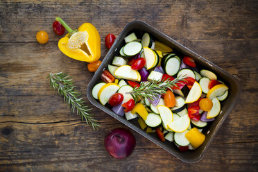 Raw Mediterranean oven vegetables on roasting tray - LVF06345