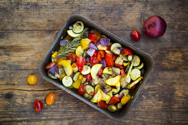 Mediterranean oven vegetables on roasting tray - LVF06347