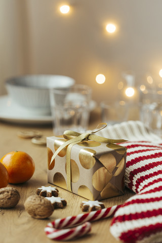 Weihnachtsgeschenk, Mandarinen, Walnüsse, Zuckerstangen und Zimtsterne, lizenzfreies Stockfoto