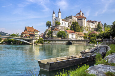 Schweiz, Aargau, Aarburg, Kirche und Schloss an der Aare - PUF00770