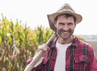 Porträt eines glücklichen Landwirts auf einem Feld - UUF11903
