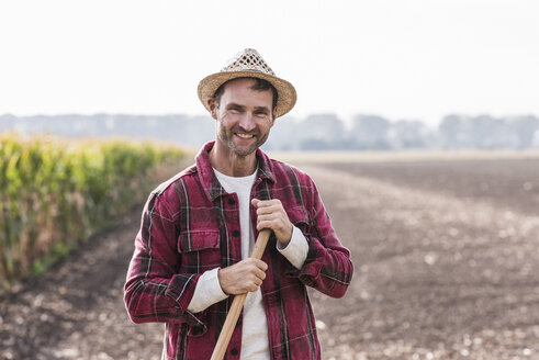 Porträt eines selbstbewussten Landwirts auf einem Feld - UUF11914