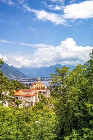 Schweiz, Orselina, Blick auf die Madonna del Sasso vor dem Lago Maggiore, lizenzfreies Stockfoto