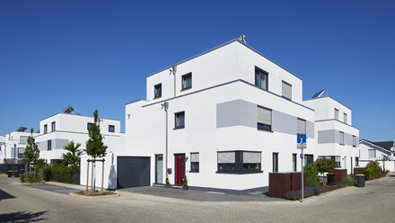 Deutschland, Neubaugebiet mit Einfamilienhäusern - GUFF00280