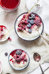 Schale mit Naturjoghurt mit Himbeersauce und gefrorenen Früchten - SBDF03324