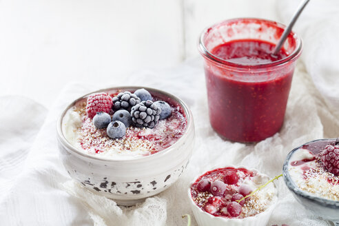 Schale mit Naturjoghurt mit Himbeersauce und gefrorenen Früchten - SBDF03327