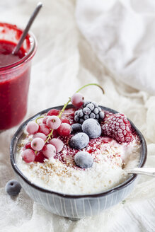 Schale mit Naturjoghurt mit Himbeersauce und gefrorenen Früchten - SBDF03328