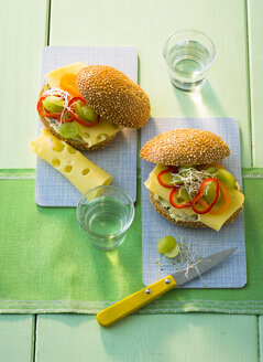 Sandwich mit zusammengesetzter Butter, Käse, grünen Trauben, Paprika und Sprossen - PPXF00093