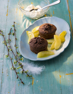 Schokoladenmuffin mit Mangoscheiben auf Teller - PPXF00106