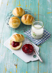 Frühstückstisch mit Brötchen und Marmelade - PPXF00107