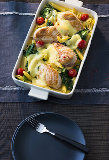 Casserole with chicken breast, pasta, spinach, cherry tomatoes and cheese - PPXF00110