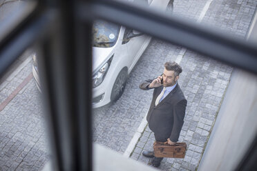 Geschäftsmann im Freien, der mit seinem Handy telefoniert - ZEF14651