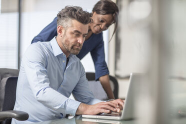 Kollegen arbeiten am Laptop im Büro - ZEF14653