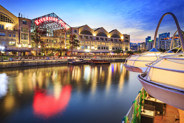 Singapore, Clarke Quay, Riverside Point by night - VTF00592