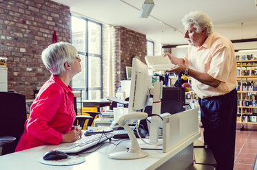 Librarian and client in a city library - FRF00584