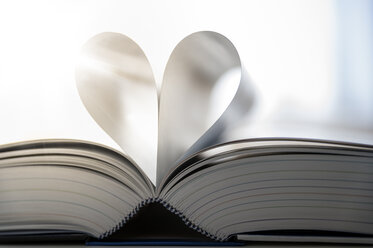 Sheets of open book building heart, close-up - FRF00585