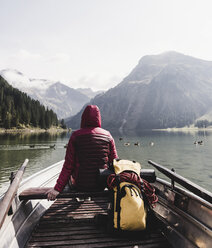 Österreich, Tirol, Alpen, Frau in Boot auf Bergsee - UUF11952