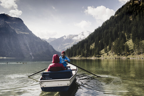 Österreich, Tirol, Alpen, Paar im Ruderboot auf Bergsee - UUF11955