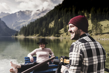 Österreich, Tirol, Alpen, glückliches Paar in Ruderboot auf Bergsee - UUF11957