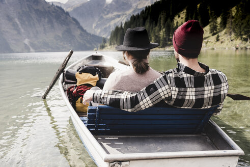 Österreich, Tirol, Alpen, entspanntes Paar in Ruderboot auf Bergsee - UUF11961