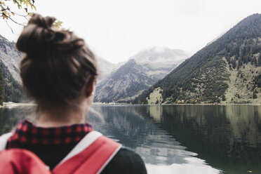 Österreich, Tirol, Alpen, Rückansicht eines Wanderers am Bergsee - UUF11988