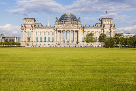 Deutschland, Berlin, Berlin-Tiergarten, Blick auf den Reichstag, lizenzfreies Stockfoto