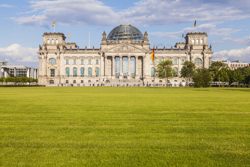 Deutschland, Berlin, Berlin-Tiergarten, Blick auf den Reichstag - WDF04164