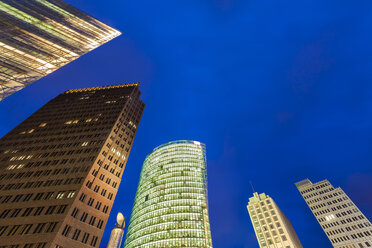 Deutschland, Berlin, Potsdamer Platz, beleuchtete Wolkenkratzer - WDF04165