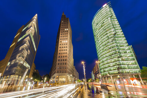 Deutschland, Berlin, Potsdamer Platz, beleuchtete Wolkenkratzer - WDF04166