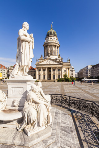 Deutschland, Berlin, Gendarmenmarkt, Blick auf den Französischen Dom mit der Statue von Friedrich Schiller im Vordergrund, lizenzfreies Stockfoto