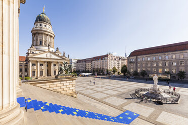 Deutschland, Berlin, Gendarmenmarkt, Blick zum Französischen Dom mit Perron des Konzerthauses im Vordergrund - WDF04169