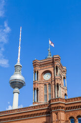 Deutschland, Berlin, Ansicht des Fernsehturms und des Roten Rathauses - WDF04170