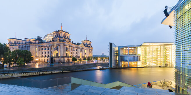 Deutschland, Berlin, Blick auf beleuchteten Reichstag und Paul-Loebe-Gebäude mit Spree im Vordergrund - WDF04173
