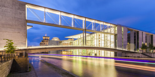 Deutschland, Berlin, Blick auf Reichstag, beleuchtetes Paul-Loebe-Gebäude und Marie-Eisabeth-Lüders-Fußgängerbrücke - WDF04176