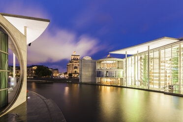 Deutschland, Berlin, Blick auf beleuchteten Reichstag und Paul-Loebe-Gebäude mit Spree im Vordergrund - WDF04177