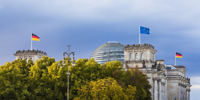 Deutschland, Berlin, Berlin-Tiergarten, Reichstagsgebäude mit Fahnen - WDF04178