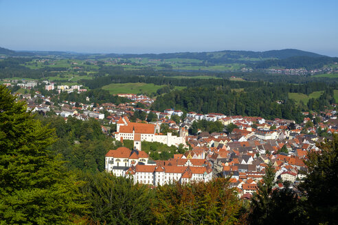 Deutschland, Bayern, Ostallgäu, Schwaben, Blick vom Kalvarienberg auf Füssen und Hohes Schloss - LBF01682
