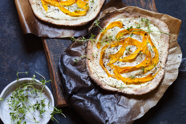 Flammkuchen mit weichem Ziegenkäse, Kürbisspalten und frischem Thymian - SBDF03330