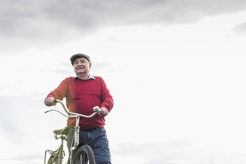 Älterer Mann mit Fahrrad - UUF12019