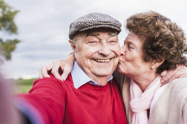 Selfie eines glücklichen älteren Paares im Freien - UUF12047