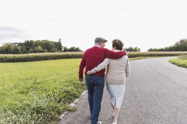 Senior couple on a walk in rural landscape - UUF12053