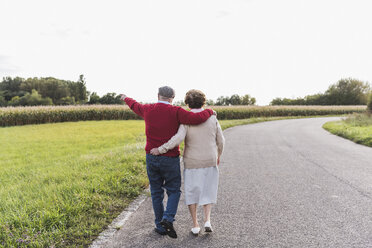 Senior couple on a walk in rural landscape - UUF12054