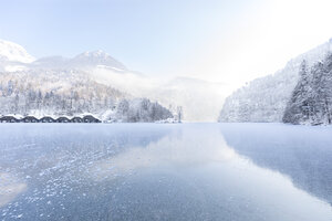 Deutschland, Berchtesgadener Land, Blick auf den zugefrorenen Königssee und die Berchtesgadener Alpen - MMAF00151