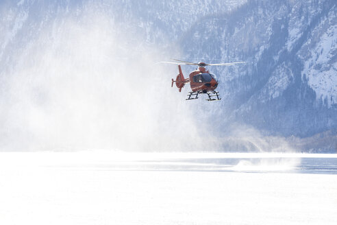 Deutschland, Berchtesgadener Land, Hubschrauberflug über den zugefrorenen Königssee - MMAF00153