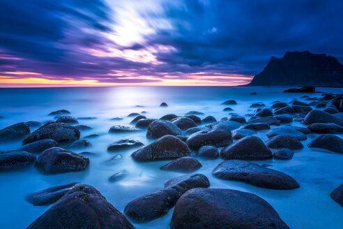 Norwegen, Lofoten, Utakleiv, Strand bei Sonnenuntergang - PUF00803